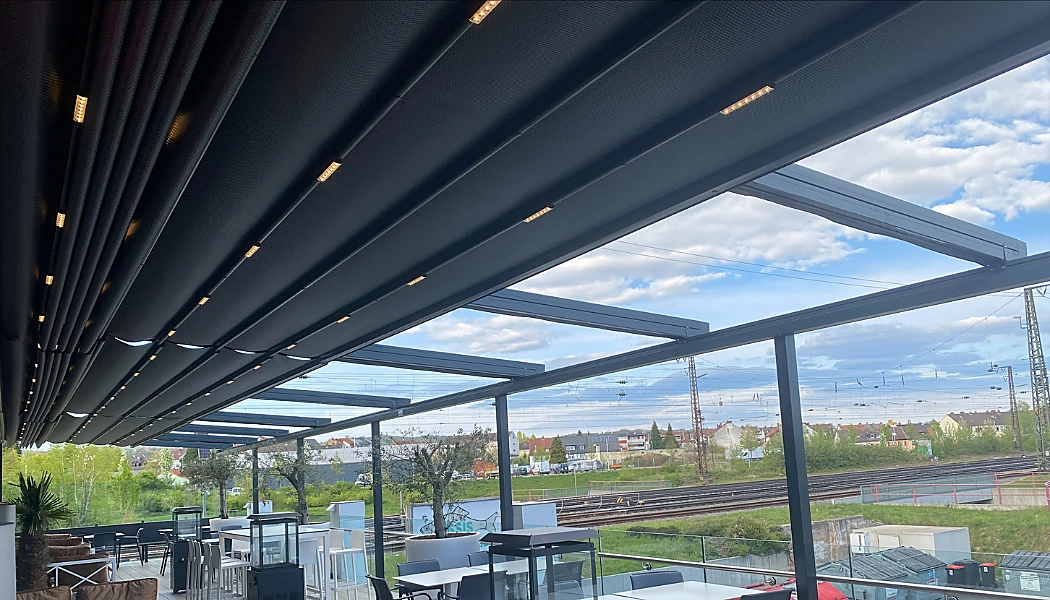 Pergola mit transparenten Seitenwänden